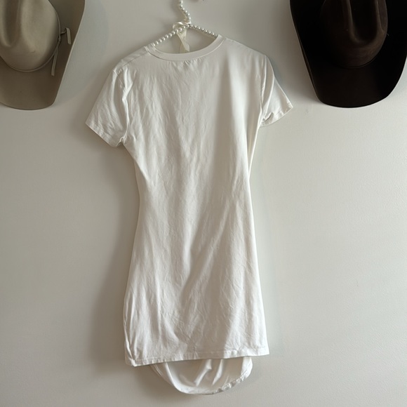 Superdown White Stretchy Cut-Out Tee Dress w Capped Sleeves - VERY FLATTERING!! - Picture 2 of 2